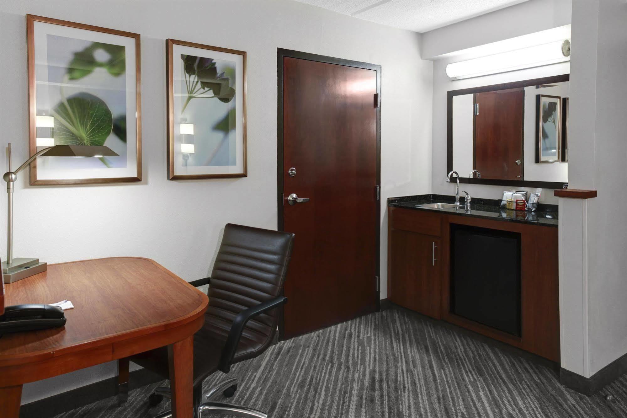 Hyatt Place Charlotte Airport Billy Graham Parkway מראה חיצוני תמונה